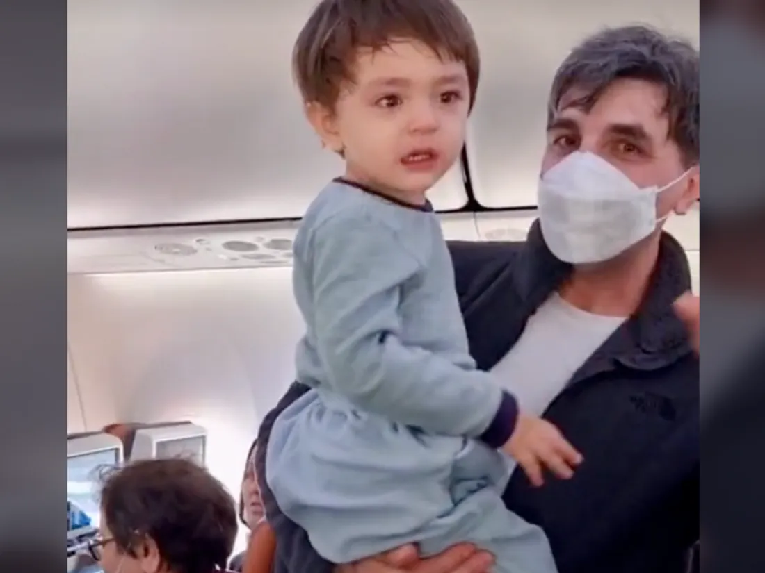 Les passagers d’un avion chantent «Baby Shark» en chœur pour calmer un bébé en pleurs (vidéo)