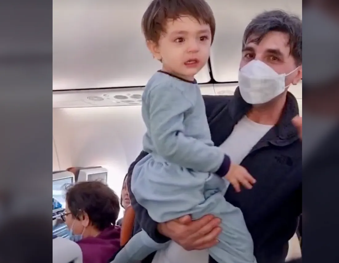 Les passagers d’un avion chantent «Baby Shark» en chœur pour calmer un bébé en pleurs (vidéo)