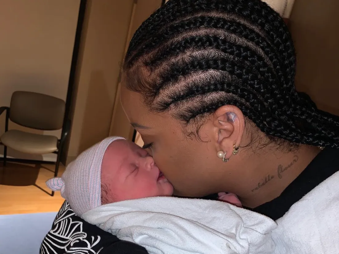 Photo postée par Rihanna sur son compte instagram avec dans ses bras le bébé d'une amie. 