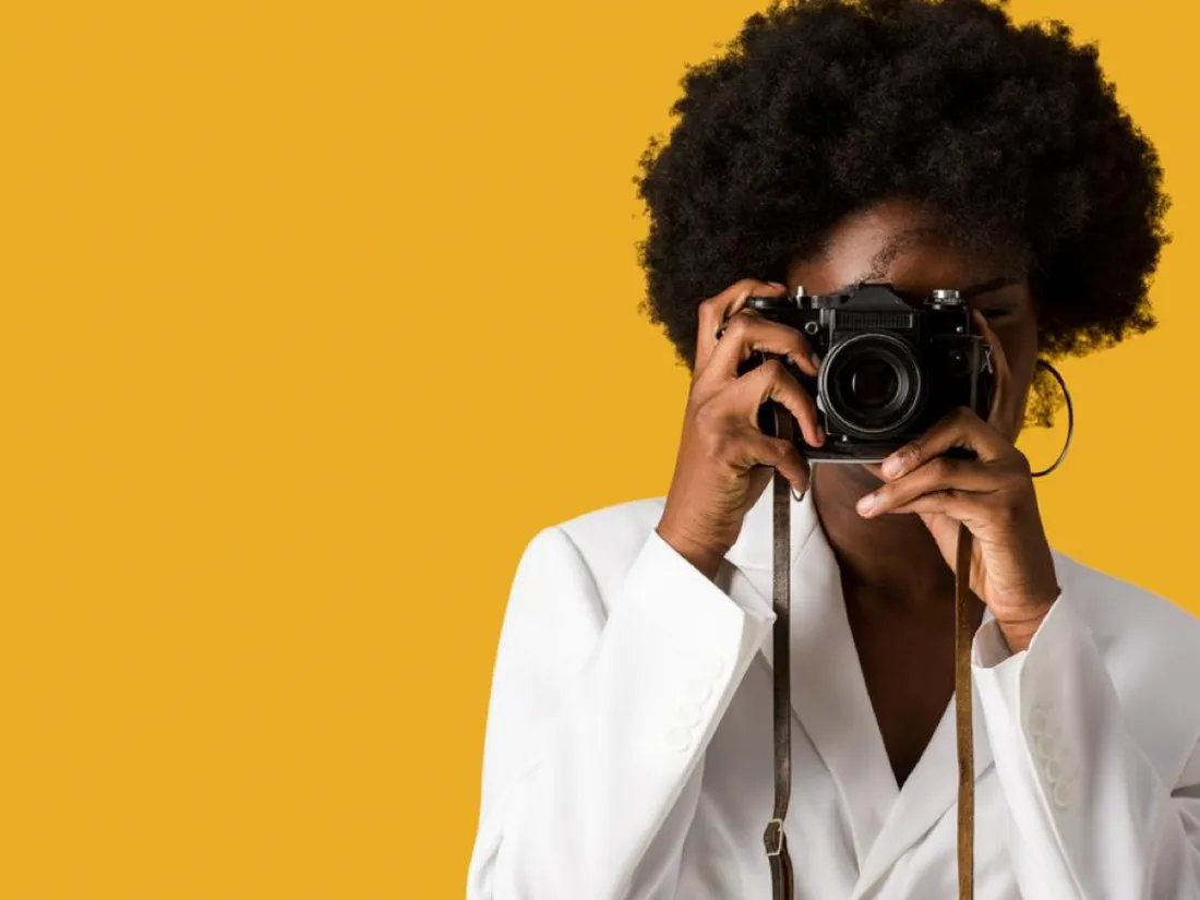 Comment flouter le fond d’une photo avec les réglages spéciaux de l’appareil et un éditeur graphique