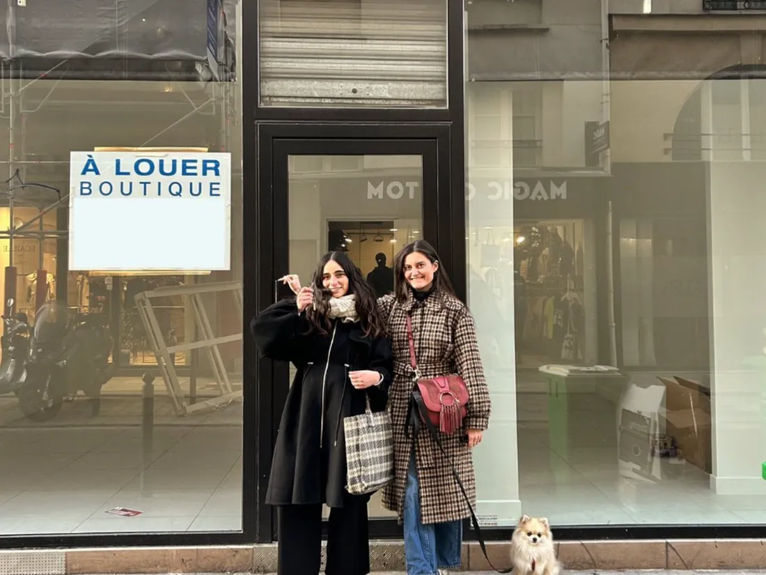 Léa (à gauche) s'apprête à ouvrir sa boutique sur le bien-être menstruel à PAris.