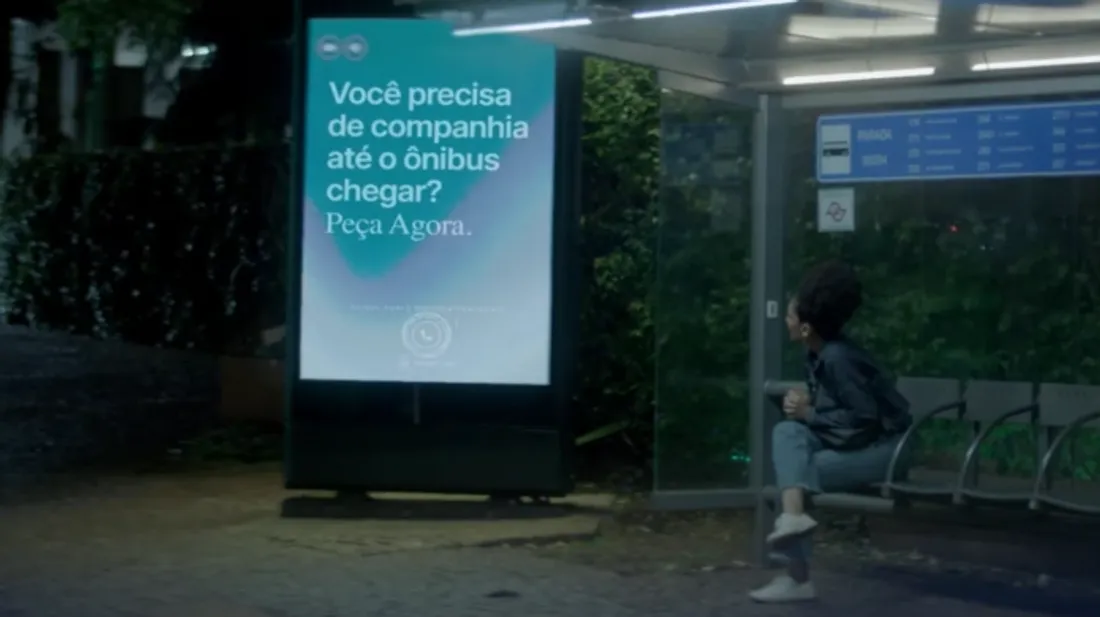 Des panneaux publicitaires assurent la sécurité des femmes seules aux arrêts de bus 