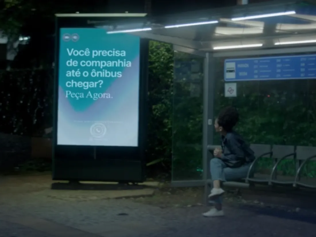 Des panneaux publicitaires assurent la sécurité des femmes seules aux arrêts de bus 