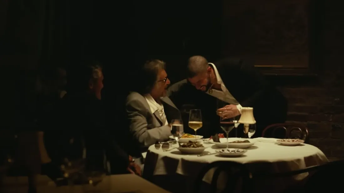 Al Pacino et bad Bunny dans le vidéo clip de "Monaco".