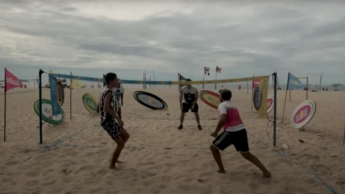 Le "manbol", sport brésilien né de jets de mangues