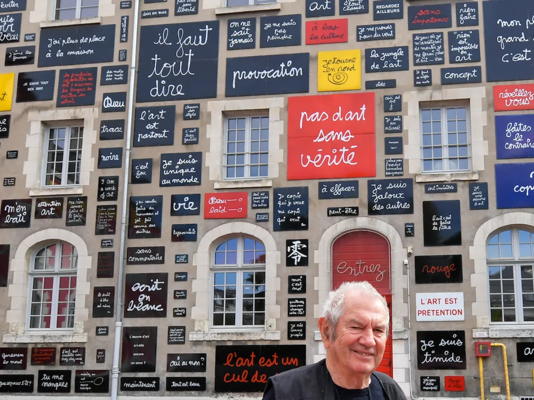 Le mur de la fondation du doute à Blois, réalisé par Ben.