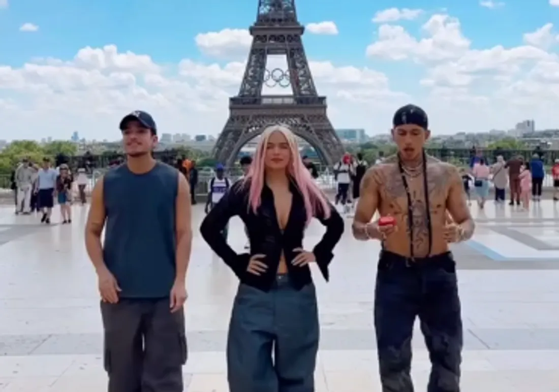 Karol G a invité le spassant à danser le merengue avec elle devant la tour Eiffel.