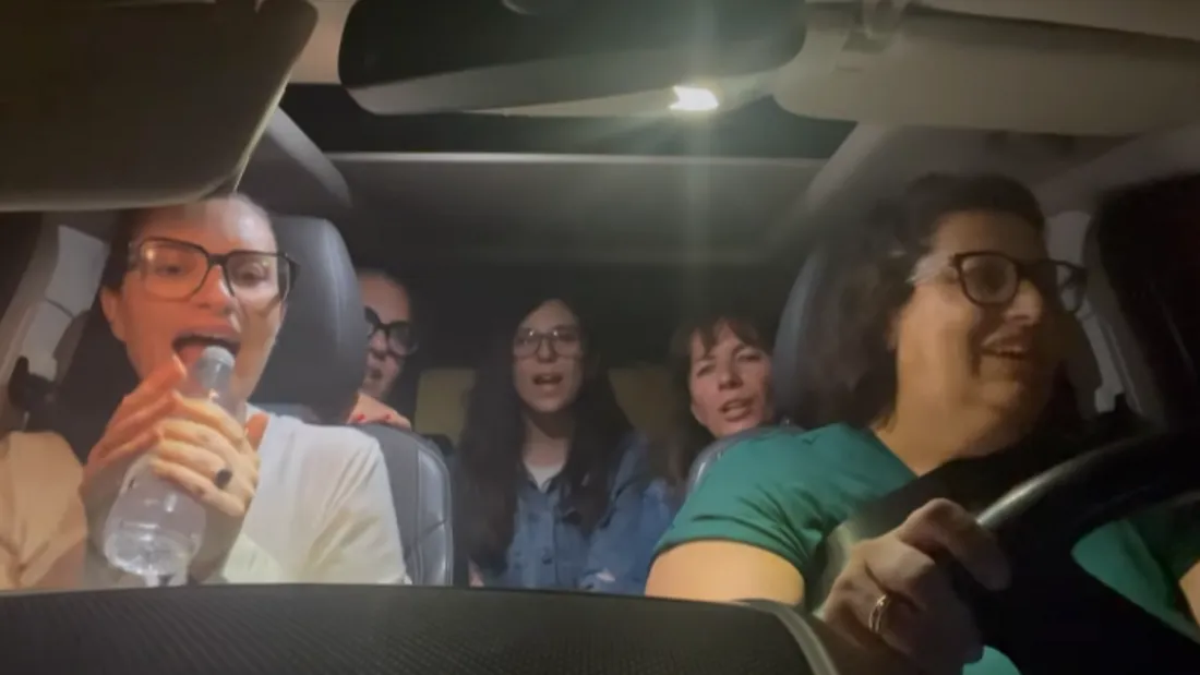 Laura Pausini fait le buzz lors d’un karaoké improvisé avec ses amies !