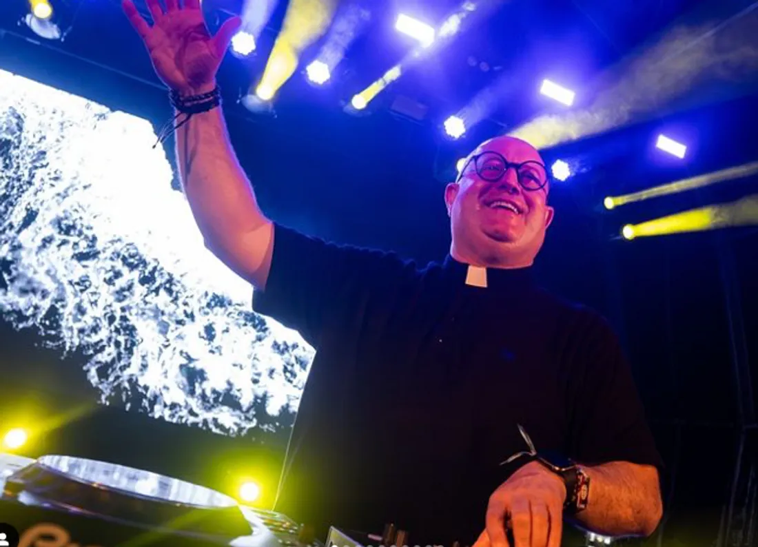 Le prêtre DJ Padre Guilherme