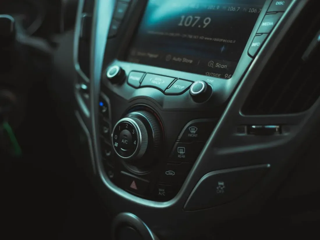 Les constructeurs automobiles investissent de plus en plus dans des systèmes audio sophistiqués.
