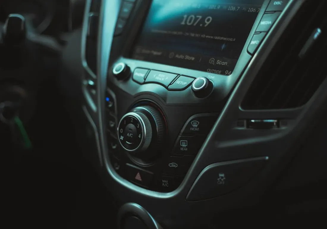 Les constructeurs automobiles investissent de plus en plus dans des systèmes audio sophistiqués.