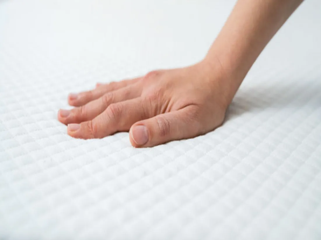 Le matelas à mémoire de forme favorise le bien-être nocturne.