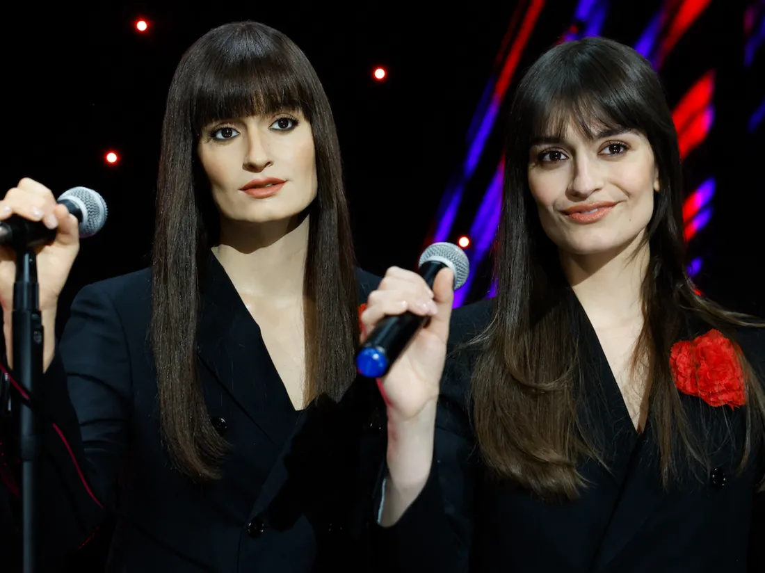Clara Luciani (à droite) et sa statue de cire.