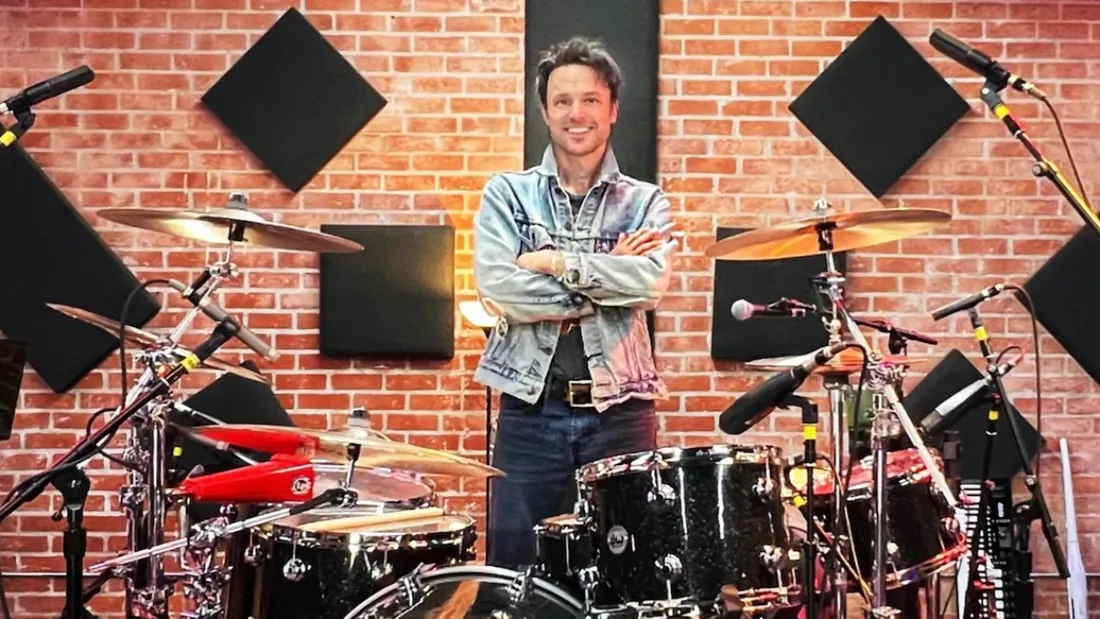 Isaac Carpenter remplacera désormais Frank Ferrer au sein des Guns N Roses.