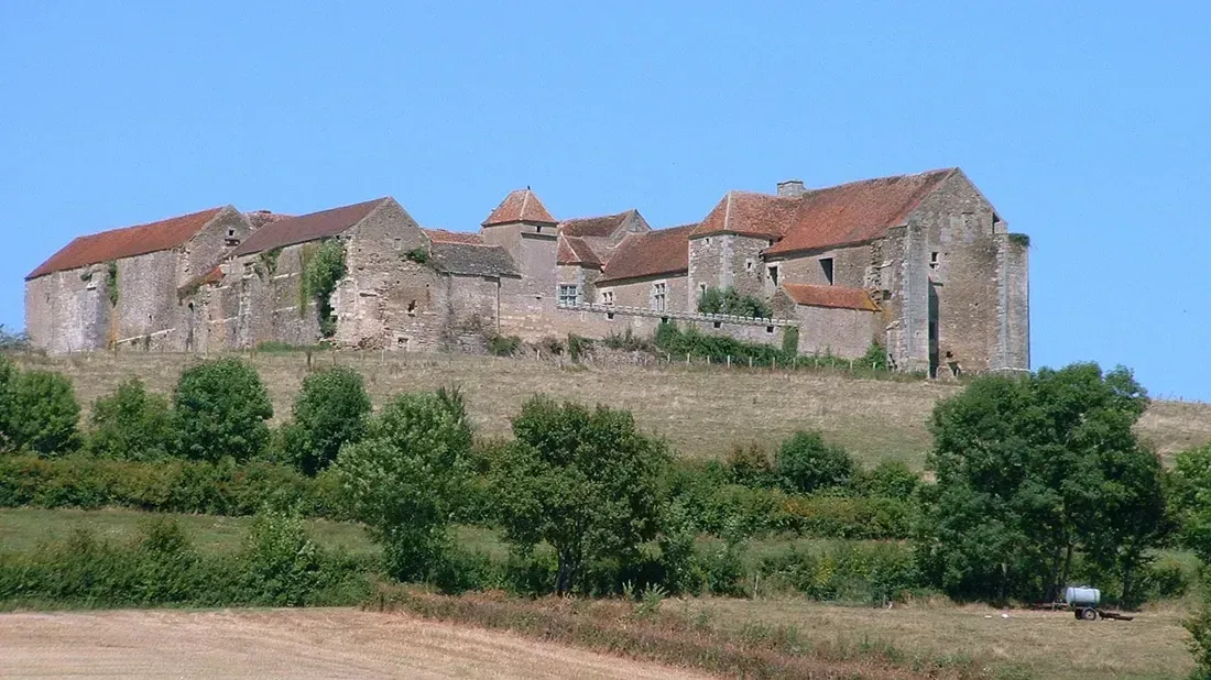 Le château de Pisy dans l'Yonne