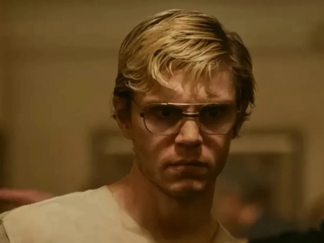 « Dahmer » : pourquoi le père du tueur en série envisage de porter plainte contre Netflix ?