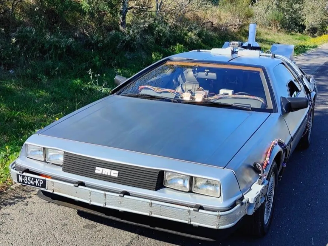 Une DoLorean sur une route du Vaucluse