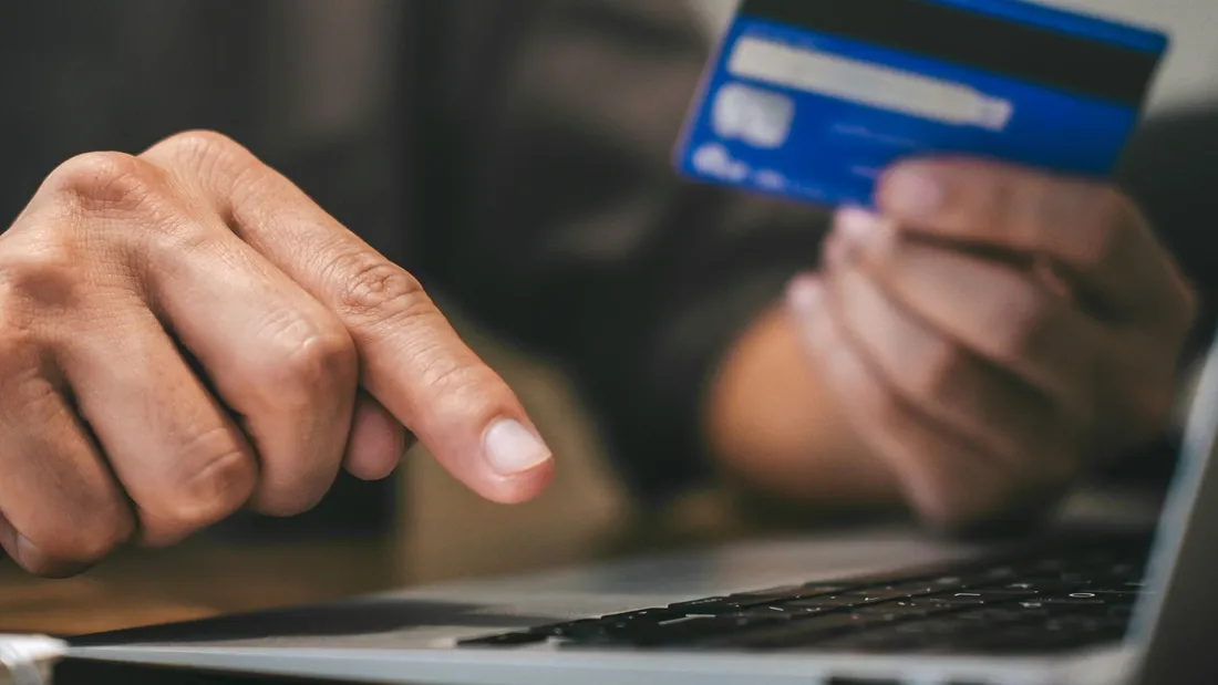 Les transactions réglées par carte bleue sont plus nombreuses que celles réglées avec des espèces. 