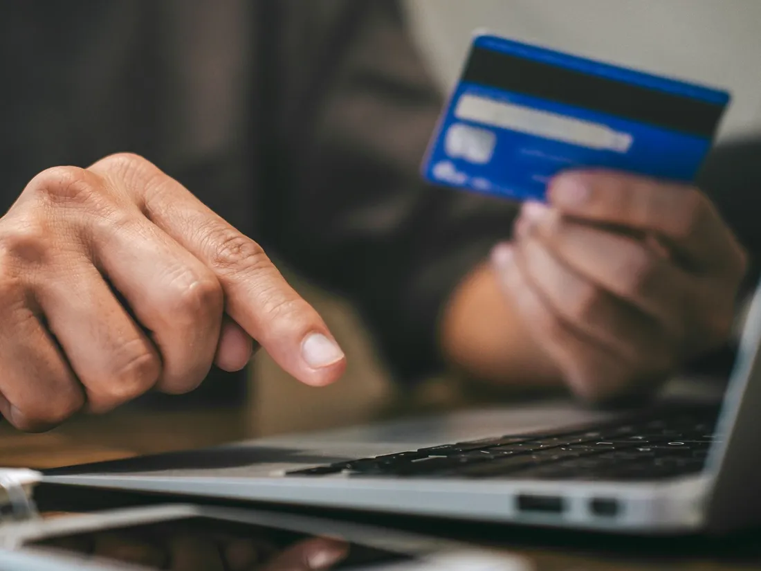 Les transactions réglées par carte bleue sont plus nombreuses que celles réglées avec des espèces. 