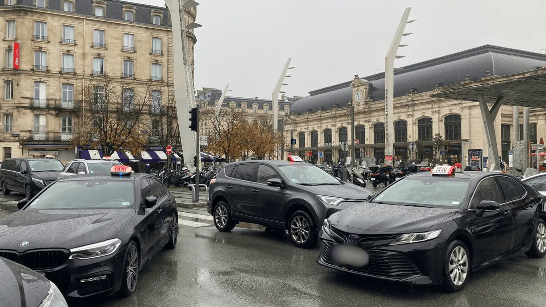 Les taxis manifestent devant la Gare Saint Jean de bordeaux