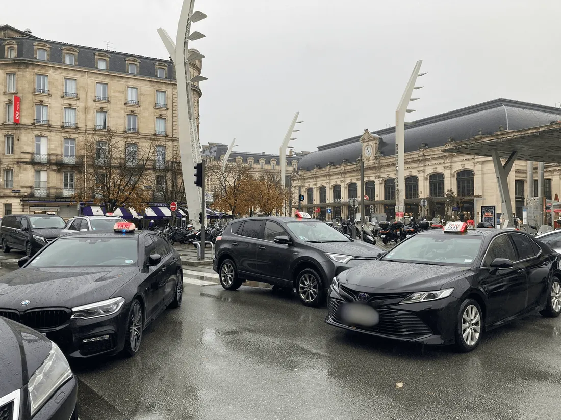 Les taxis manifestent devant la Gare Saint Jean de bordeaux