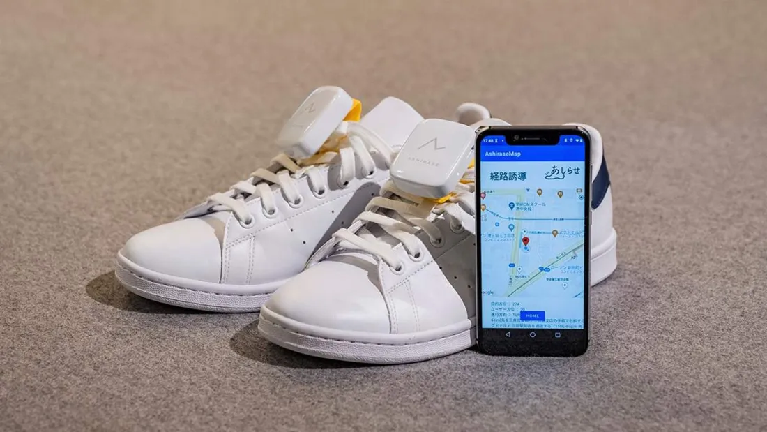 Photo des chaussures équipées d'un GPS, d'une application et la carte qui vont avec 