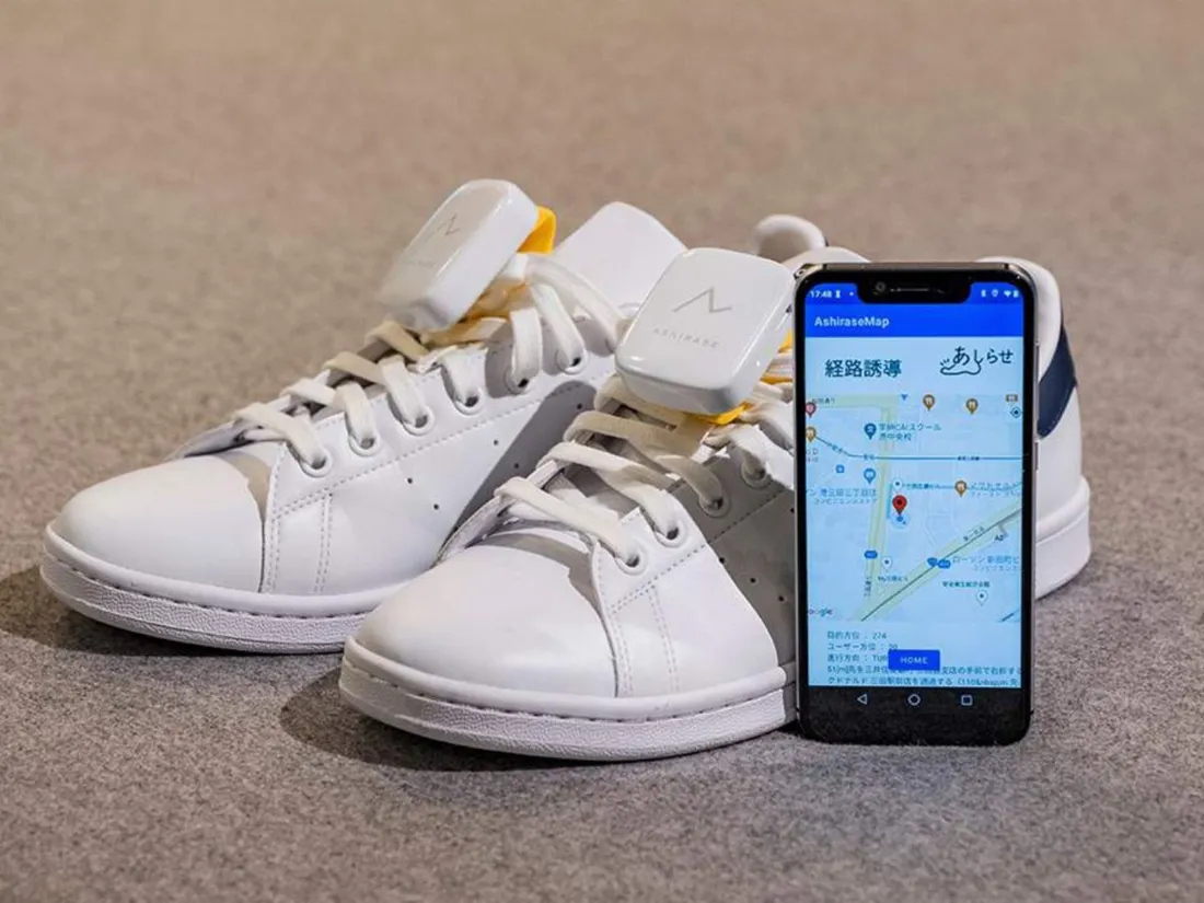Photo des chaussures équipées d'un GPS, d'une application et la carte qui vont avec 