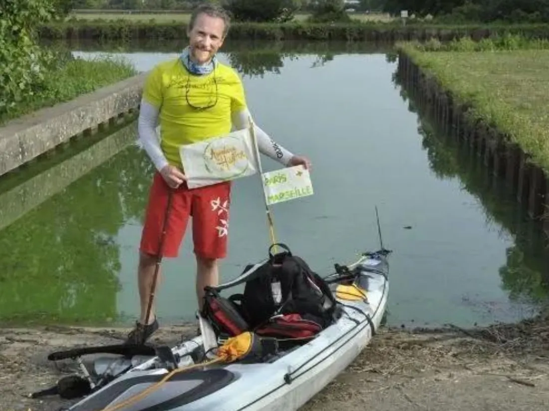 Géraud Paillot dans la Nièvre, lors de son aventure en kayak entre Paris et Marseille 