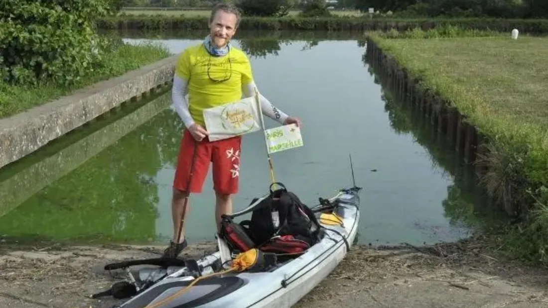 Géraud Paillot dans la Nièvre, lors de son aventure en kayak entre Paris et Marseille 