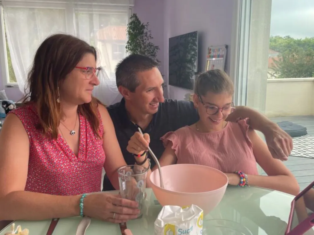 Sandy Jecko avec sa compagne et sa fille, Léonny, atteinte de déficience intellectuelle
