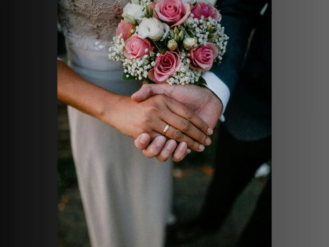 Photo d'illustration : mains habillées d'alliance de mariage 