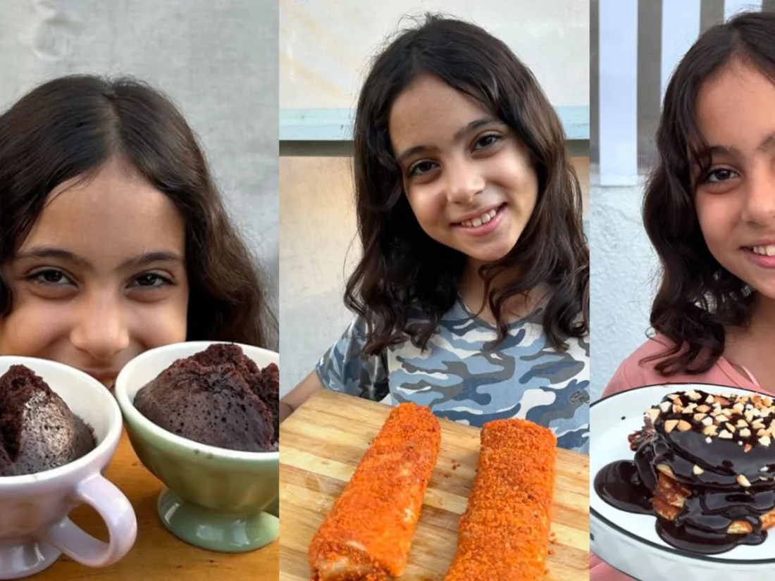 Renad pose avec les plats qu'elle a préparé à partir des colis alimentaires 