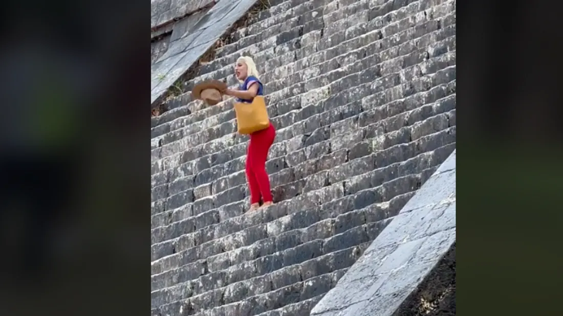 Une touriste espagnole grimpe sur une pyramide maya pour faire une vidéo TikTok.