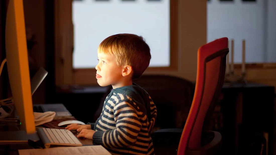 Photo enfant devant la télé