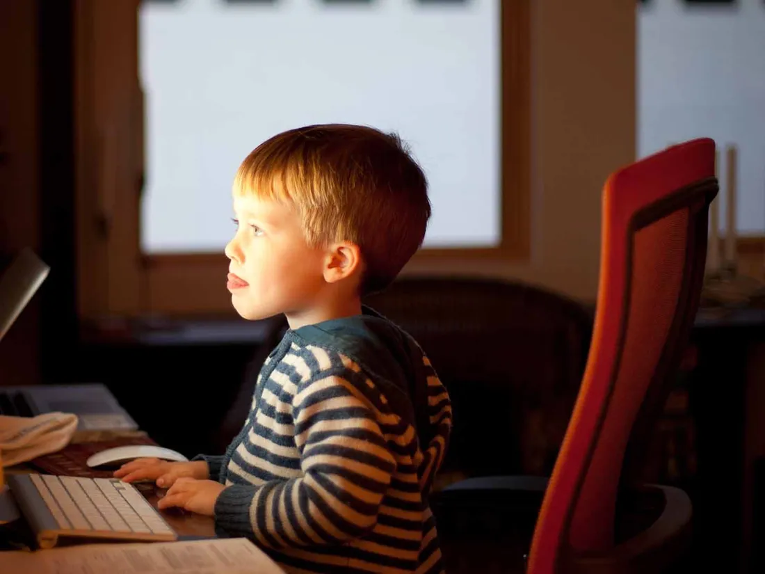 Photo enfant devant la télé