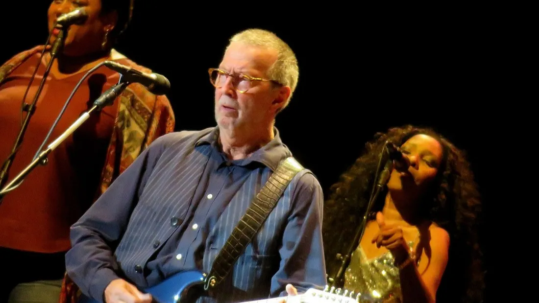Eric Clapton, alias "Dieu", ici en concert à Londres viendra en France en 2024.