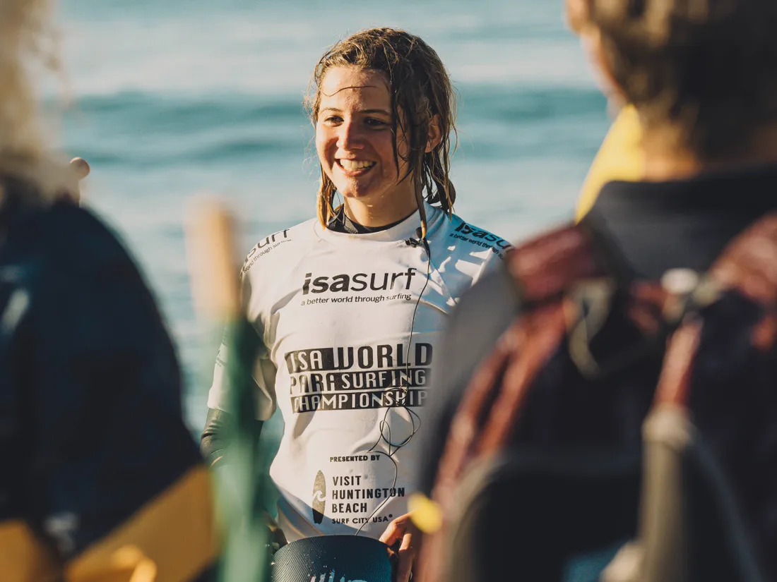 La para-surfeuse Lou Méchiche est l'une des 203 relayeurs à porter la flamme olympique en Gironde 