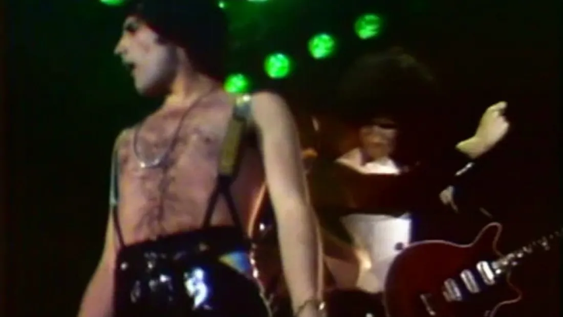 Freddie Mercury chante Fat Bottom Girls de Queen (1978).