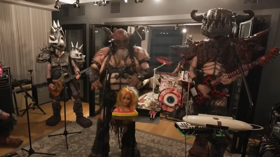 "Gwar" dans leur ré-interprétation de "I'm Just Ken"...