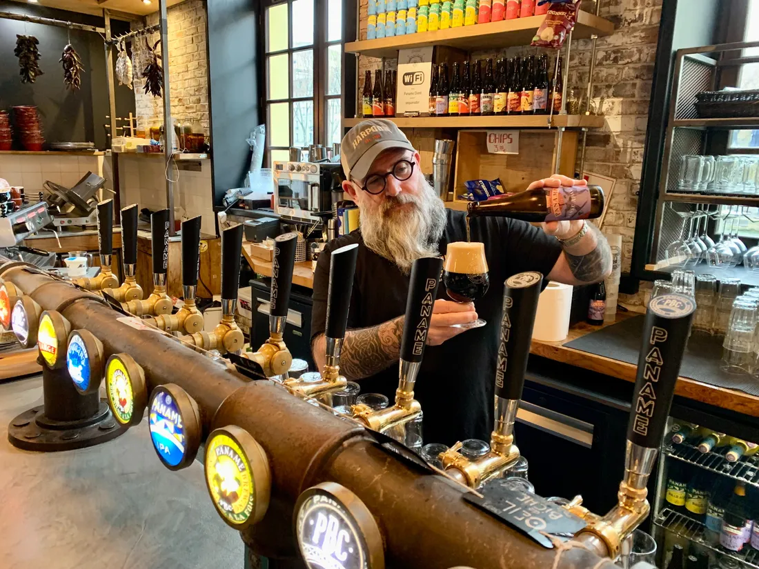 Frederik Rivera sert une bière brune proposée spécialement pour la Saint-Patrick.
