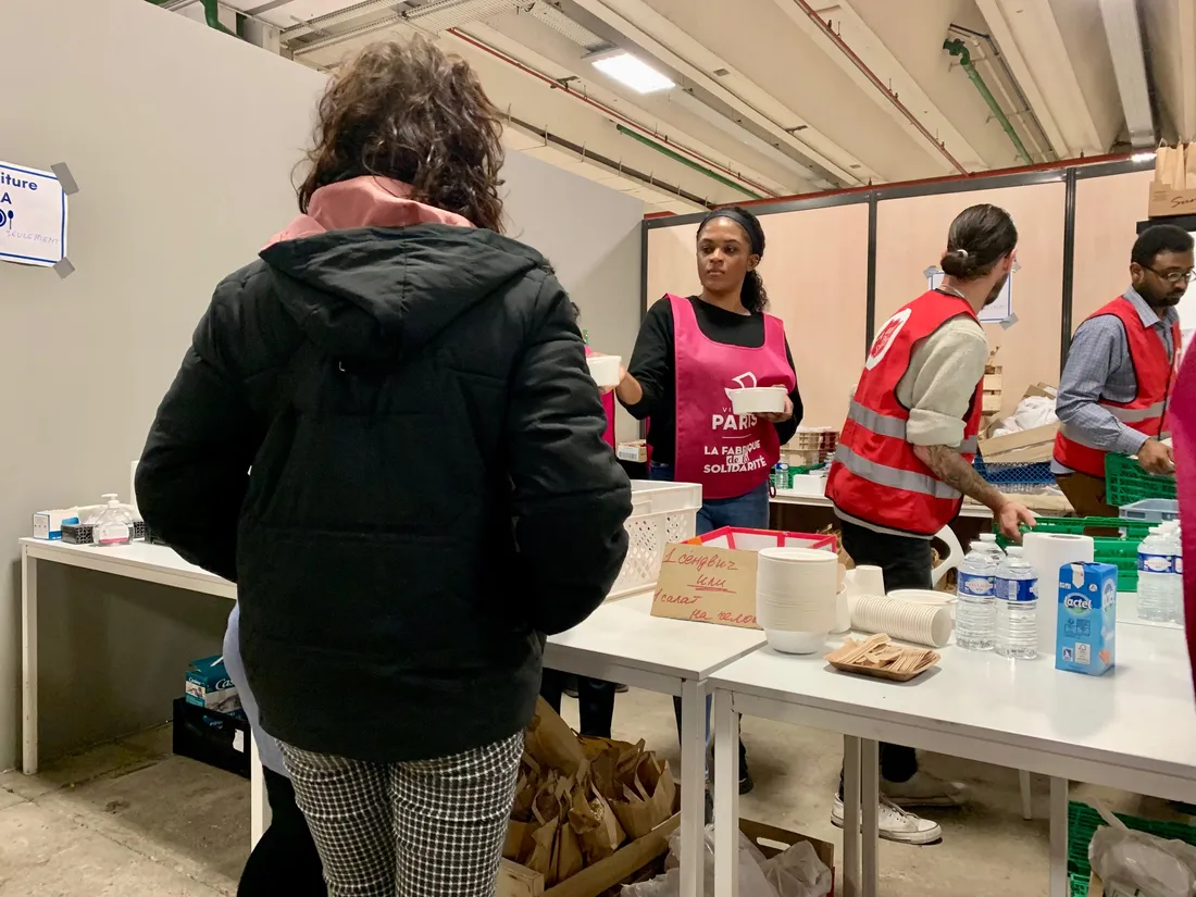 L'Armée du salut et la ville de Paris distribuent des repas aux réfugiés ukrainiens.