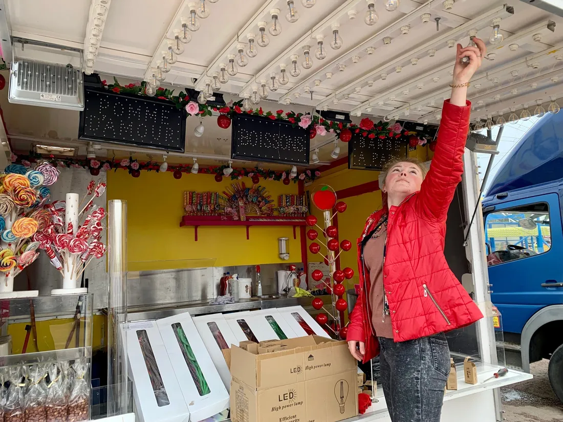 Une jeune vendeuse de confiseries prépare son stand.