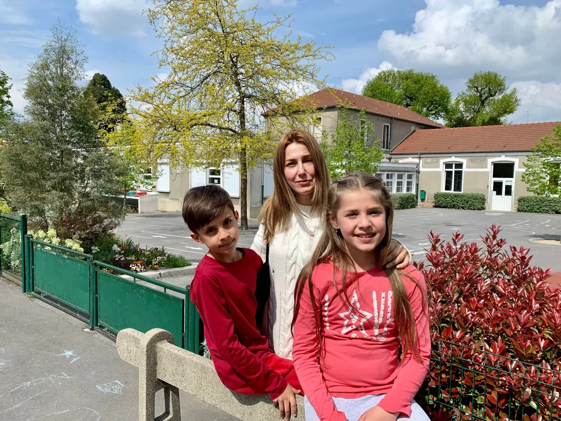 Daria et Matvii, 9 ans, entourés de leur mère Mariana Saienko, dans la cour de l'école du Raincy.