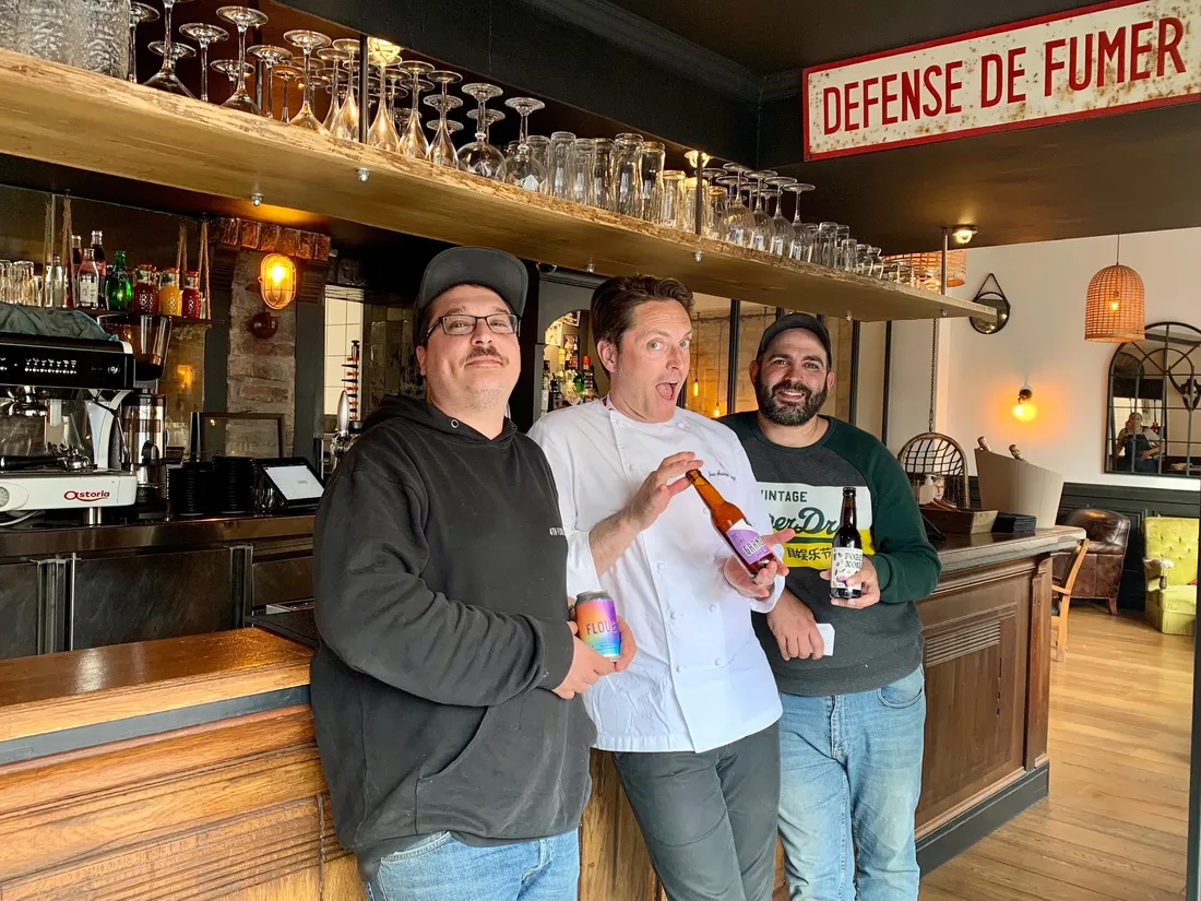Le chef Jean-François Bury, entouré des brasseurs de la Petite Couronne, Alain et Benjamin.