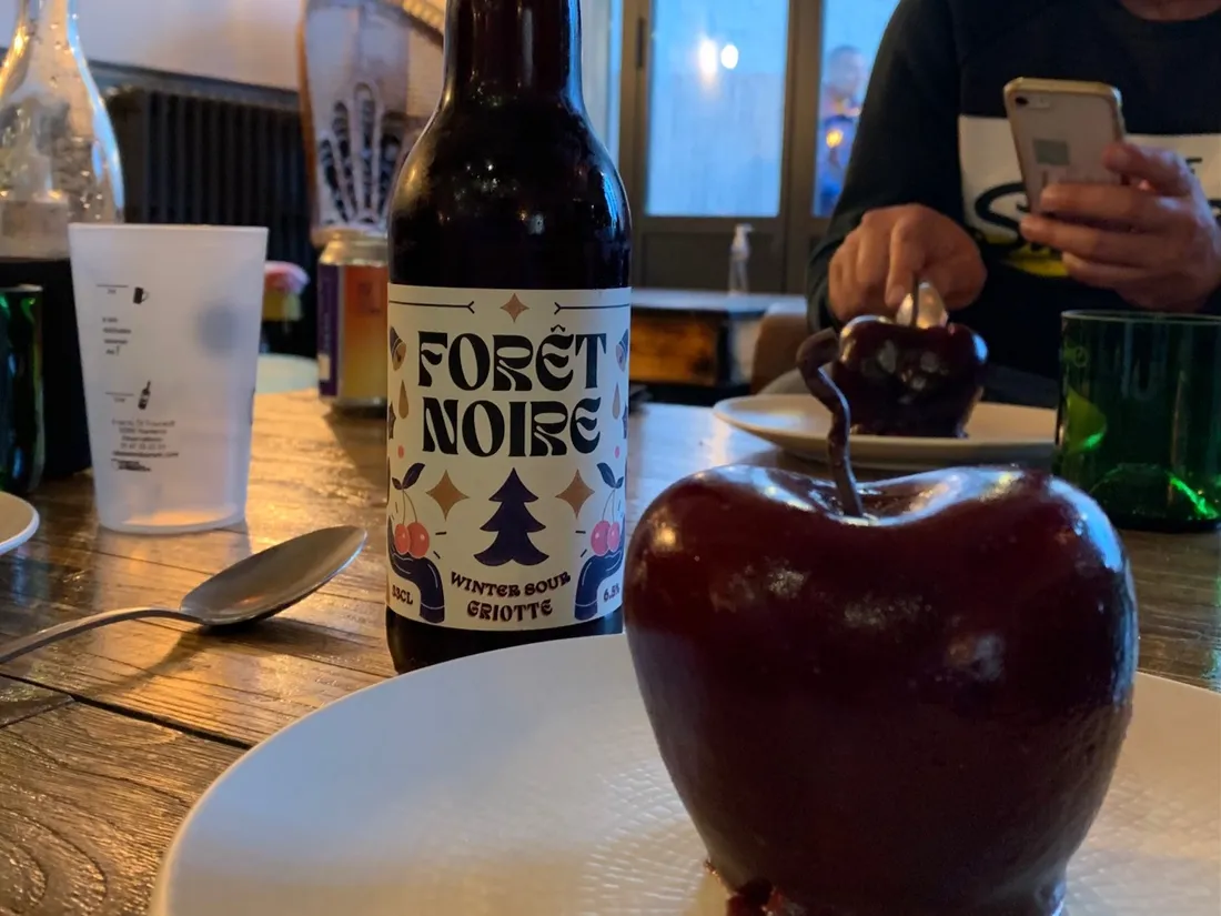 La forêt-noire proposée en dessert, et la bière qui l'accompagne.