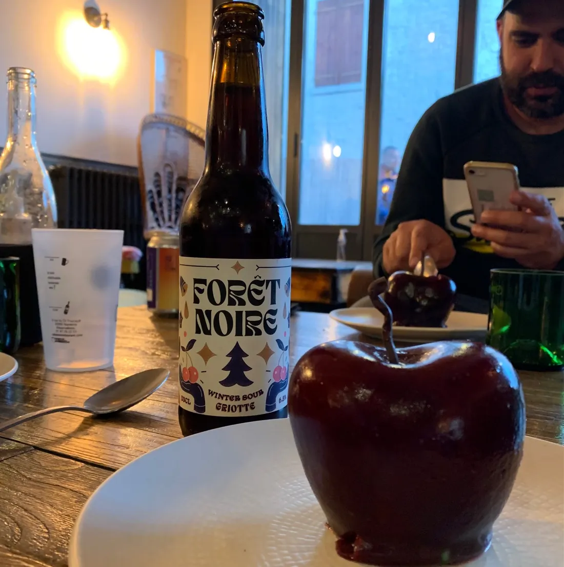 La forêt-noire proposée en dessert, et la bière qui l'accompagne.