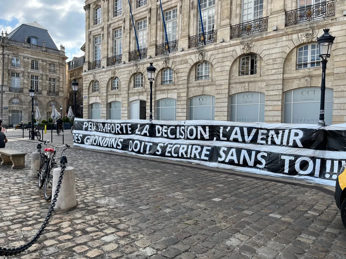 Une banderole a été placée devant le tribunal de commerce par le North Gate