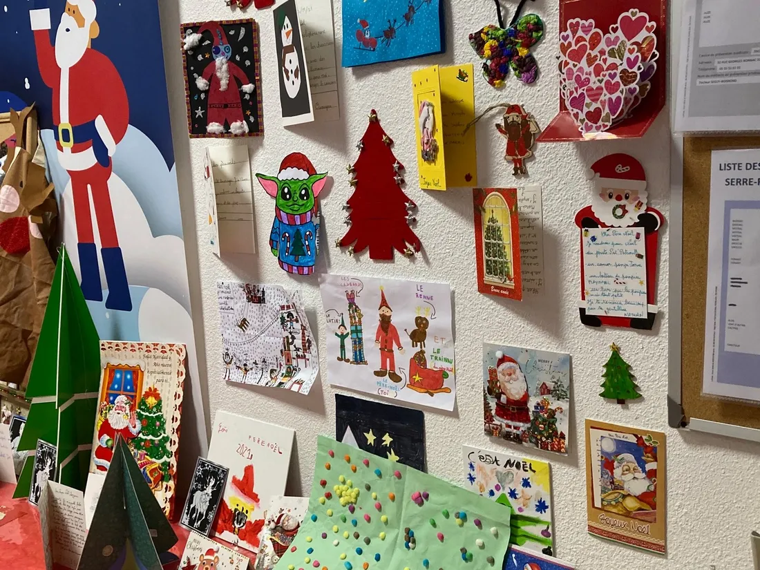 Certaines lettres sont exposées sur le mur du secrétariat du Père-Noël