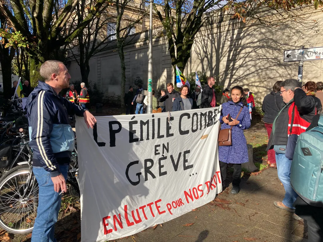 Près de 40 professeurs de lycées professionnels de Gironde s'étaient réunis devant le Rectorat