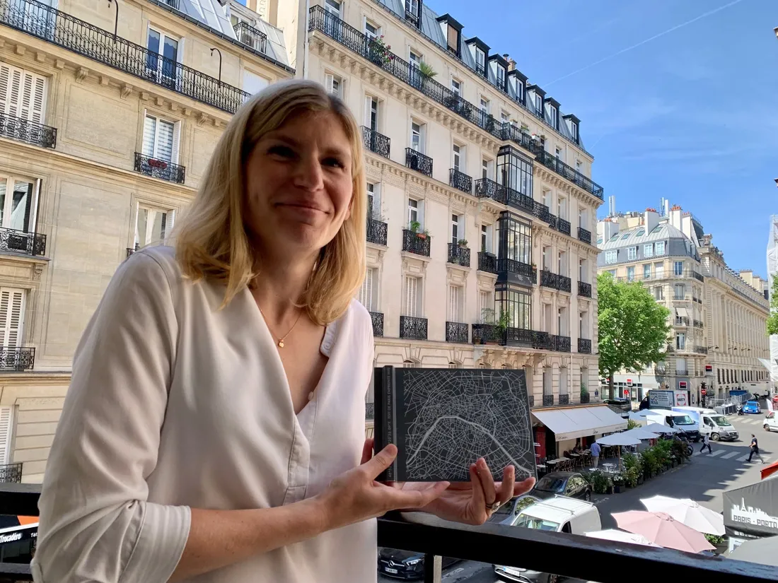 La créatrice de Toit de Paris, Constance Fichet-Schulz, avec un fragment de zinc gravé. 